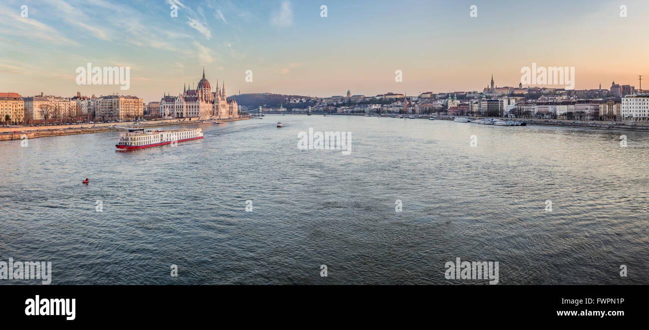 Tourenboot segelt hinunter die Donau außerhalb des ungarischen Parlamentsgebäudes in Budapest, Ungarn. Stockfoto