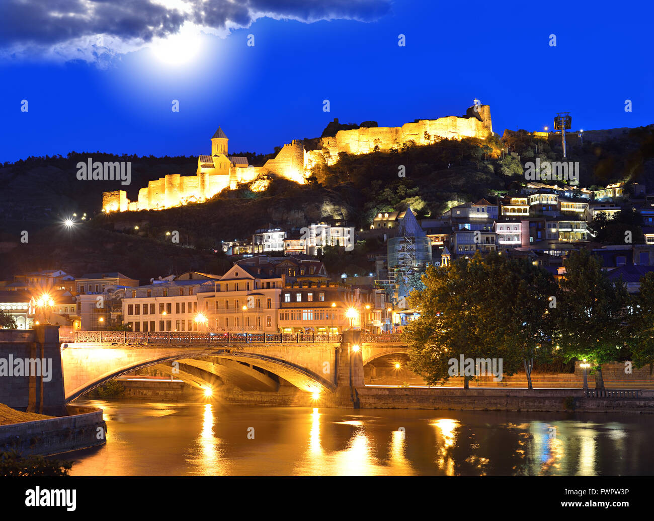 Hauptstadt von Georgien - Tiflis in der Nacht vor dem dunkelblauen Himmel Stockfoto