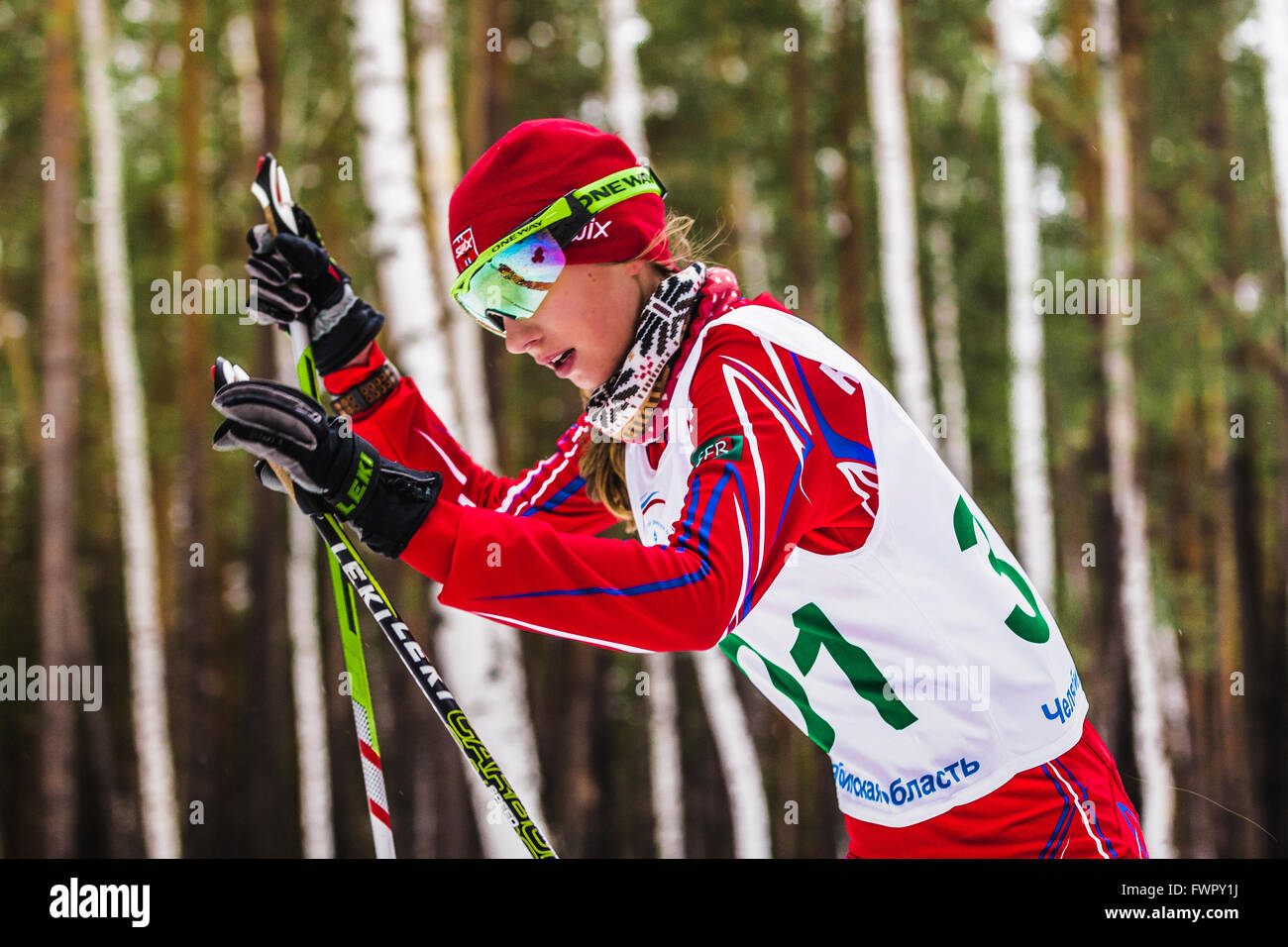 Kyshtym, Russland - 26. März 2016: Nahaufnahme von Mädchen Skifahrer in Wäldern während der Meisterschaft auf Langlauf Stockfoto