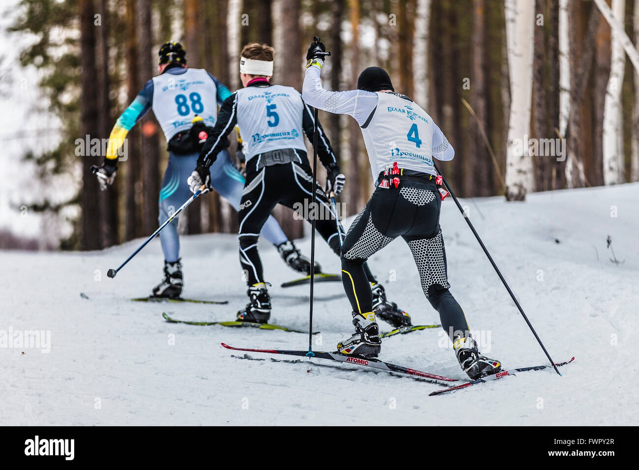 Kyshtym, Russland - 26. März 2016: Gruppe von männlichen Skifahrer geht bergauf Ansicht von hinten während Meisterschaft Langlauf Stockfoto
