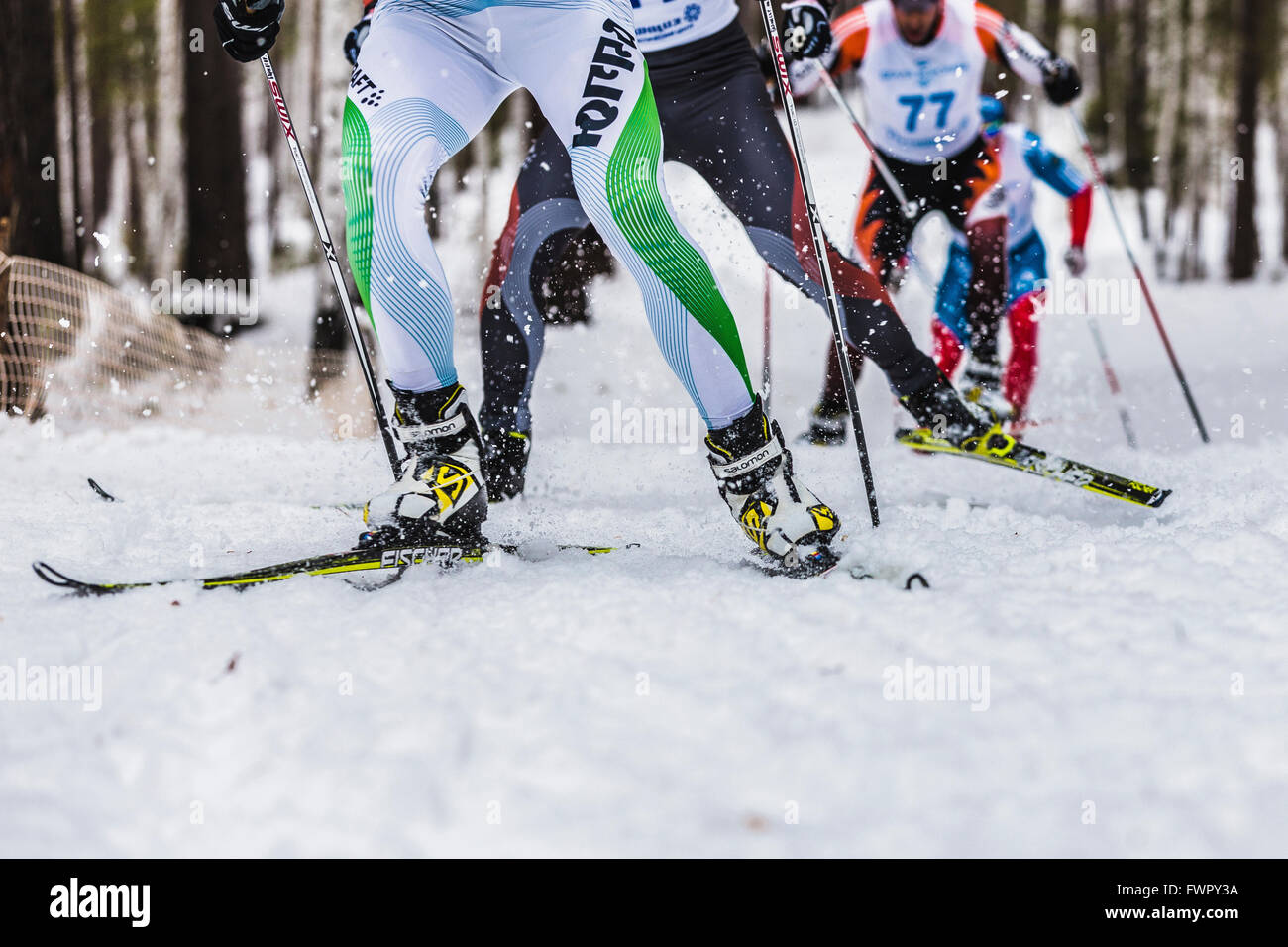 Kyshtym, Russland - 26. März 2016: Gruppe von männlichen Skifahrer geht bergauf Vorderansicht während Meisterschaft Langlauf Stockfoto