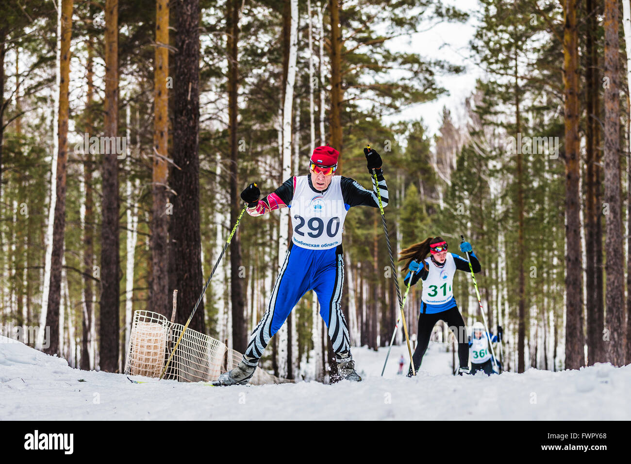 Kyshtym, Russland - 26. März 2016: alte Skifahrer männlichen Athleten Berg während der Meisterschaft auf Langlauf Stockfoto