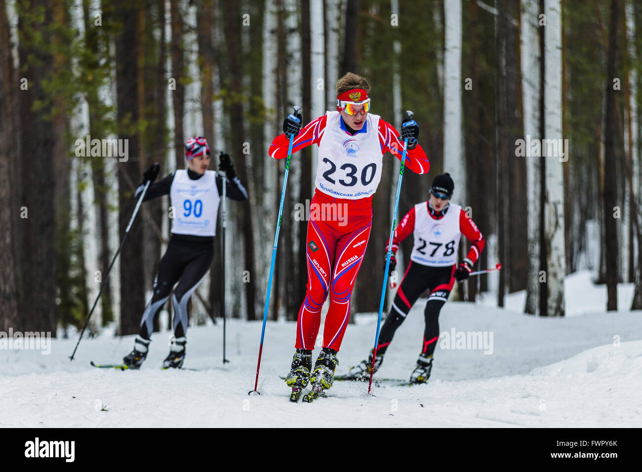 Kyshtym, Russland - 26. März 2016: Gruppe Skifahrer männlichen Athleten laufen durch Wald während der Meisterschaft auf Langlauf Stockfoto