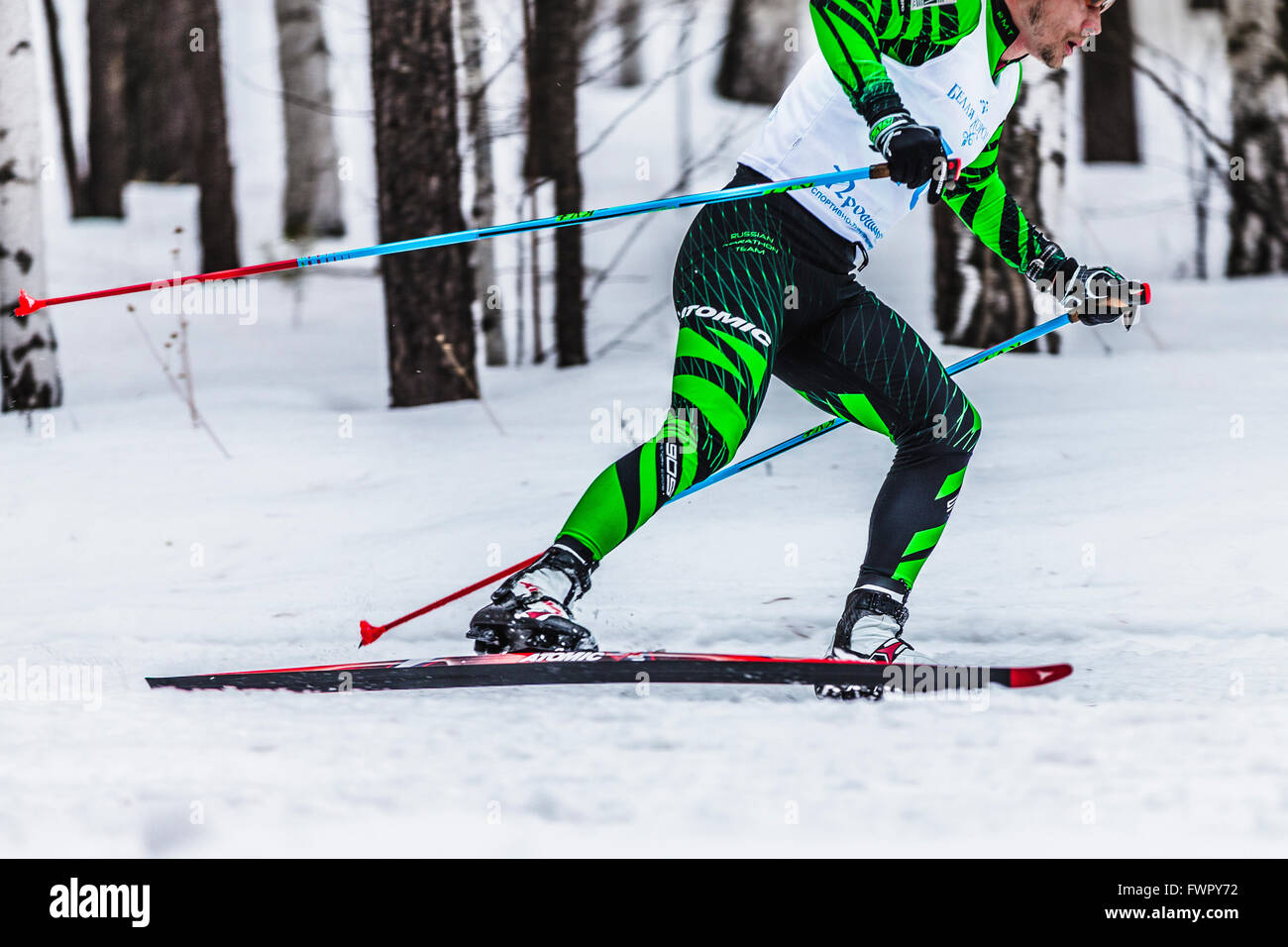 Kyshtym, Russland - 26. März 2016: Skifahrer männlichen Athleten laufen durch Wald während der Meisterschaft auf Langlauf Stockfoto