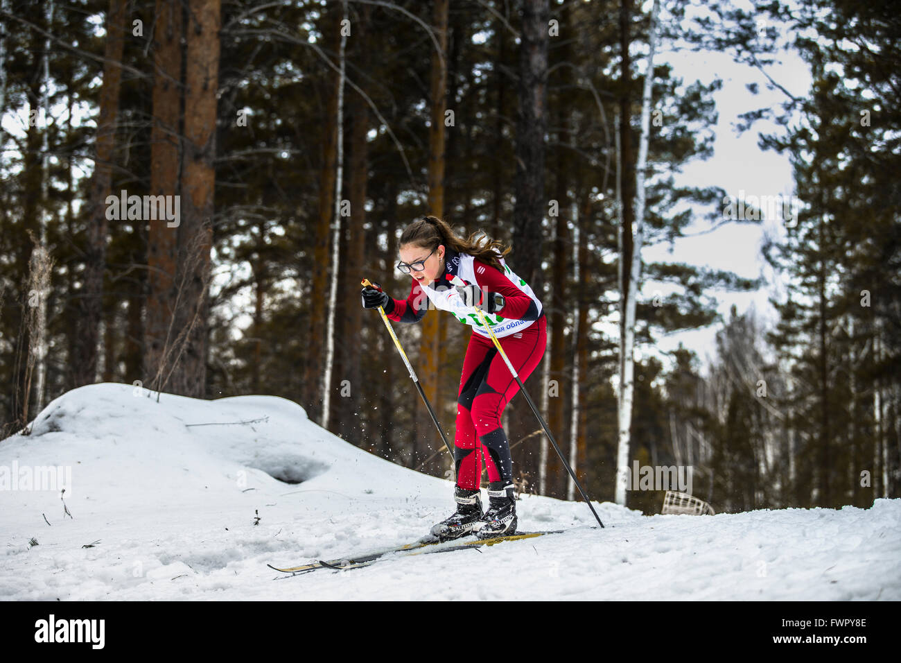 Kyshtym, Russland - 26. März 2016: Mädchen Skifahrer Sportler Hyjal auf Skiern während der Meisterschaft auf Langlauf Stockfoto