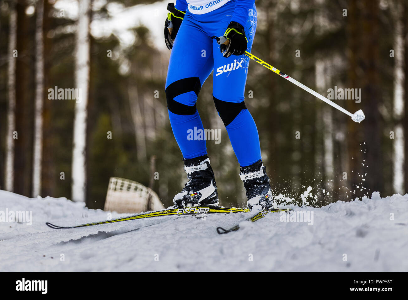 Kyshtym, Russland - 26. März 2016: junge männliche Athlet Skifahrer Hyjal ruft während der Meisterschaft auf Langlauf Stockfoto