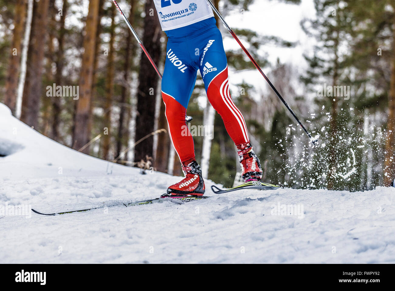 Kyshtym, Russland - 26. März 2016: männlicher Athlet Skifahrer Hyjal auf Skiern während der Meisterschaft auf Langlauf Stockfoto