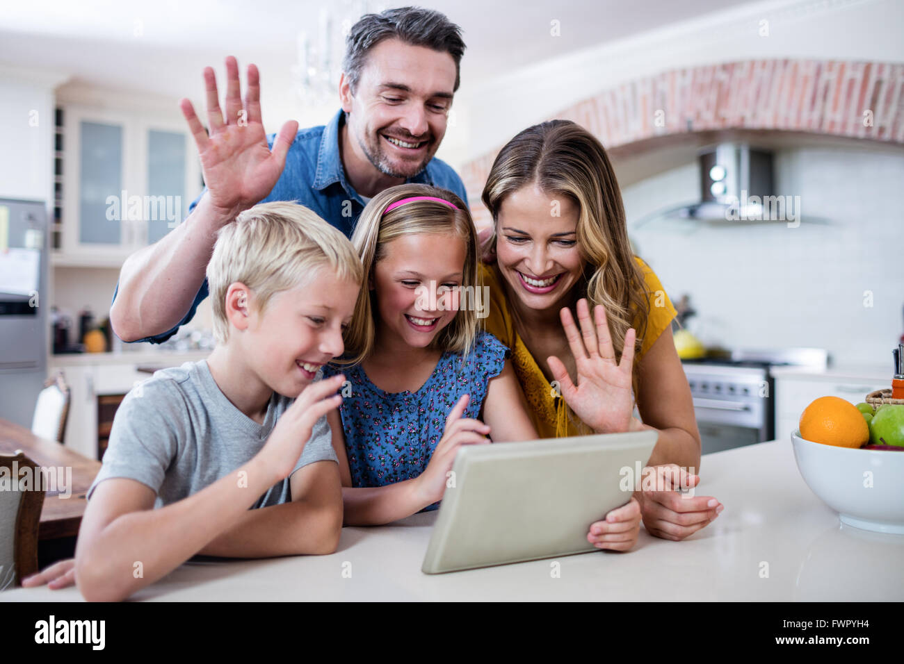 Eltern und Kinder winken Hände unter Verwendung von digital-Tablette für video-chat Stockfoto