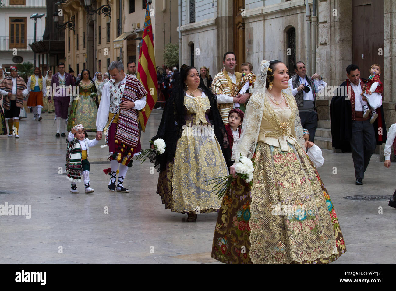 "Offrenda" mit Prozession der Heiligen Dame der verlassenen in Valencia während der Fallas Festival Spanien Stockfoto