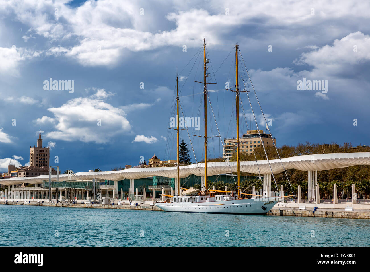 Weißen Segeln Boot in den Hafen von Malaga, Costa Del Sol, Andalusien, Spanien Stockfoto