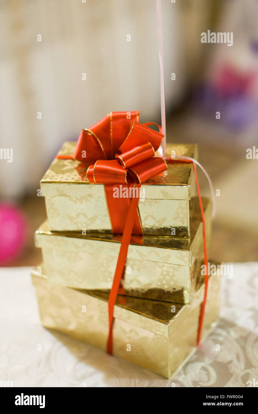 Ein Stapel von gold Geschenk-Boxen am Geburtstag oder Hochzeit Stockfoto