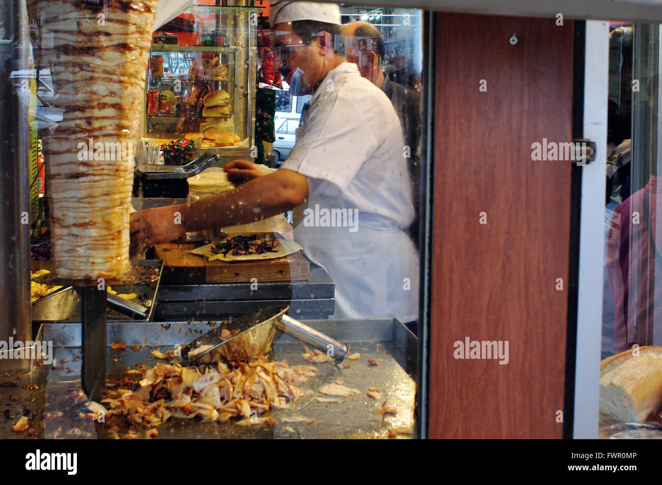 Türkei, Istanbul, Verkäufer in einem Döner Kebab-Fast-Food stehen Stockfoto