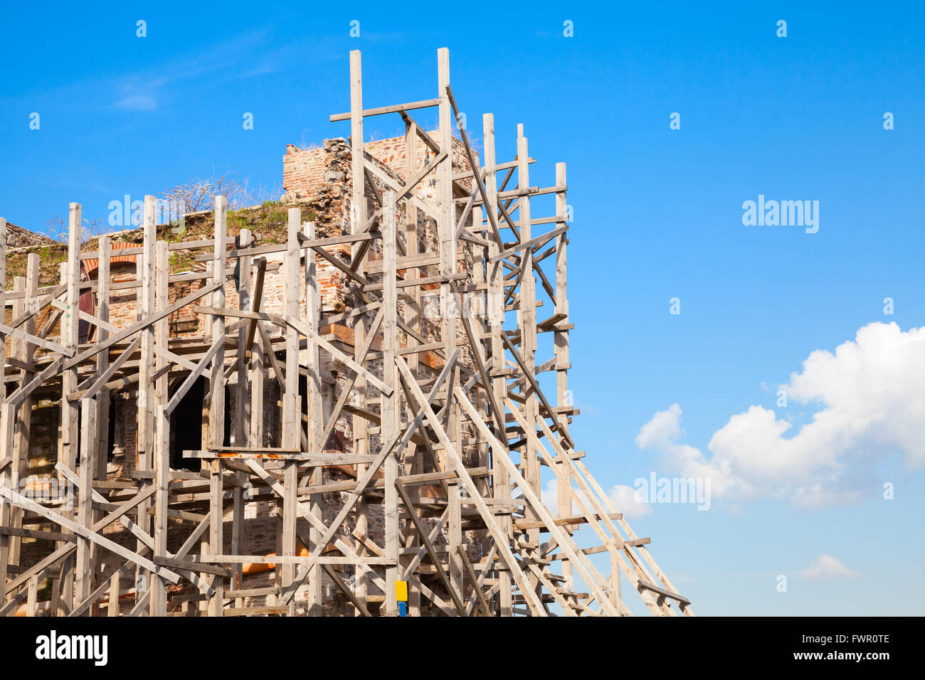 Altes Gebäude befindet sich im Aufbau. Hölzerne Gerüste und blauer Himmel Stockfoto