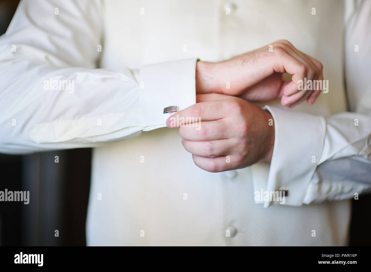 Morgen am Tag der Hochzeit Manschetten knöpfte pflegen Sie seine Hände Stockfoto