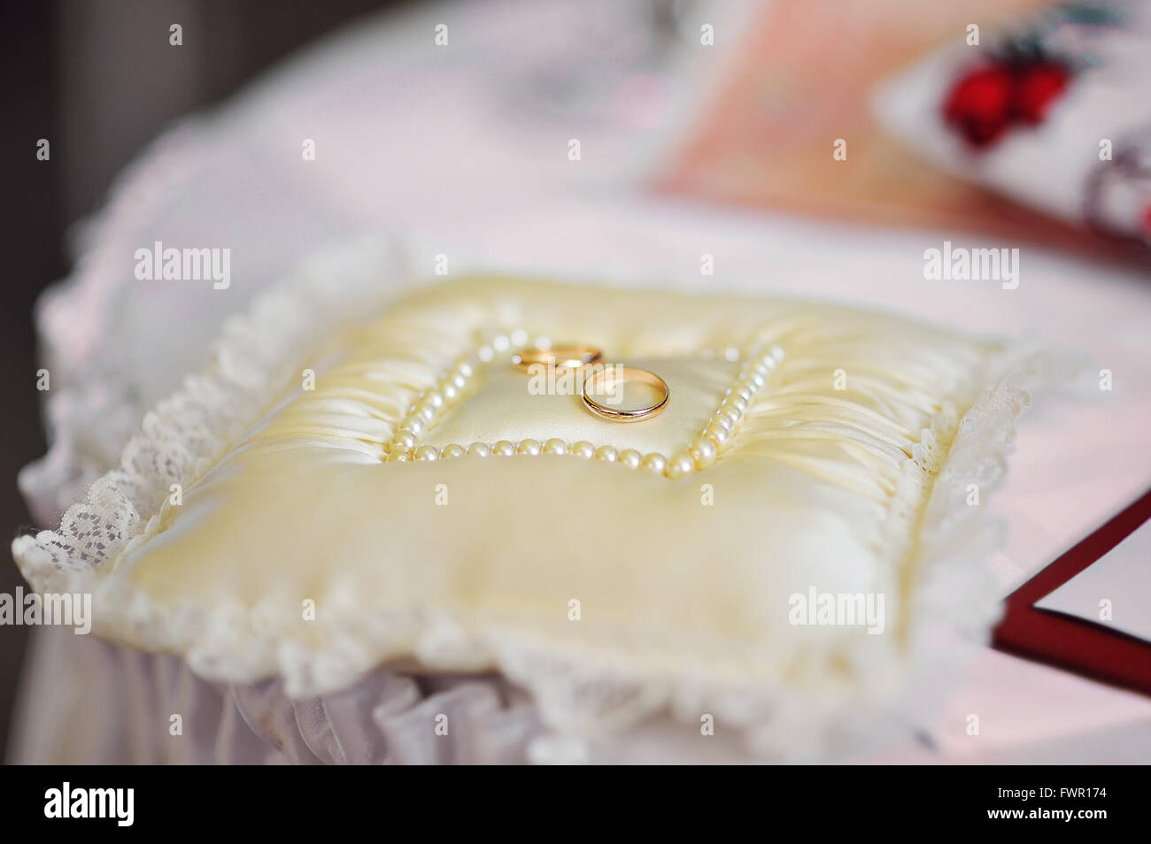 Goldene Hochzeit Ringe auf weiße Ringkissen Träger Stockfoto