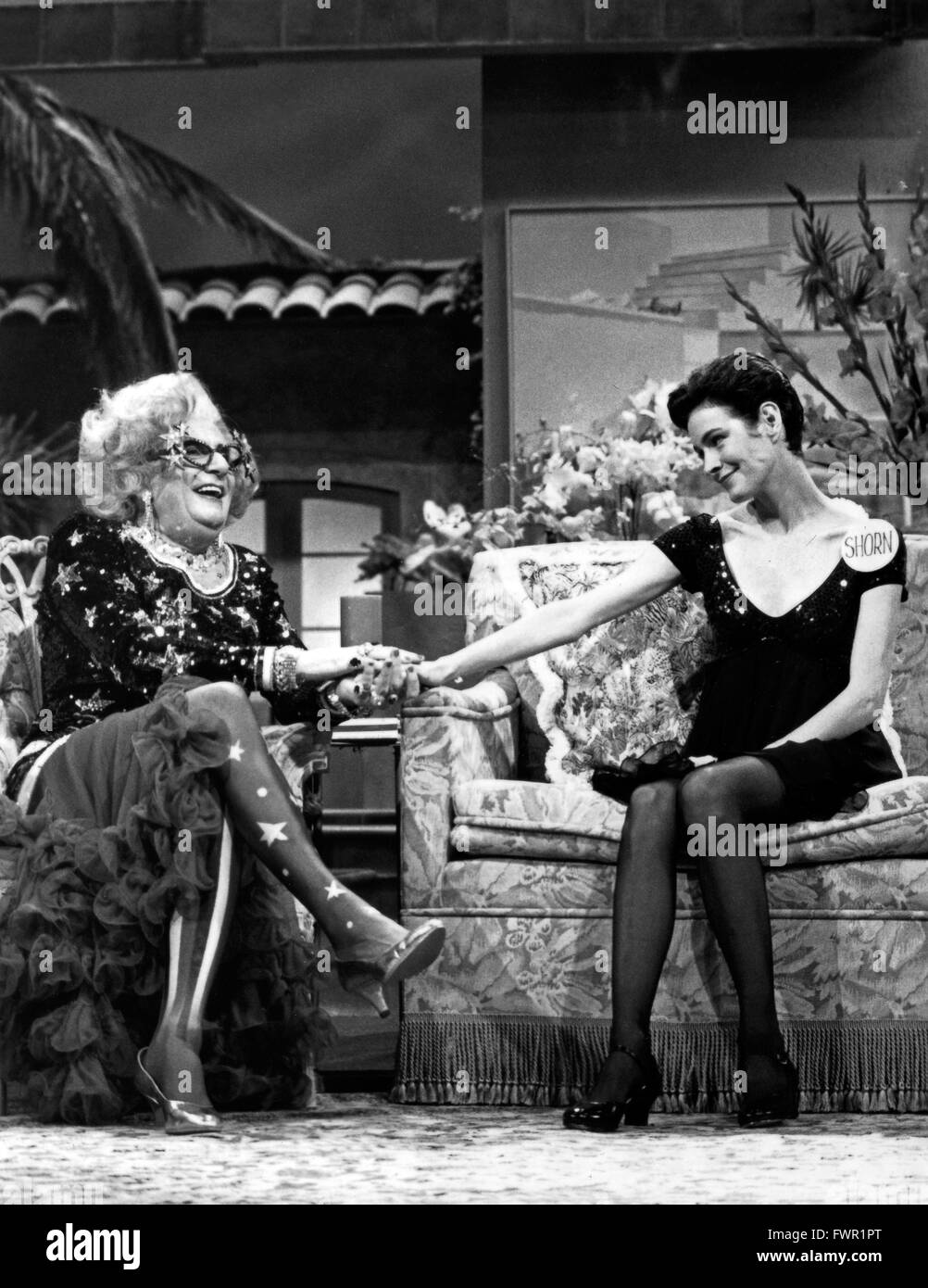 Dame Edna Hollwood, Talkshow Mit Dem Australischen Komiker Barry Humphries als Dame Edna Everage, USA 199, Gaststar: Schauspielerin Sean Young Stockfoto