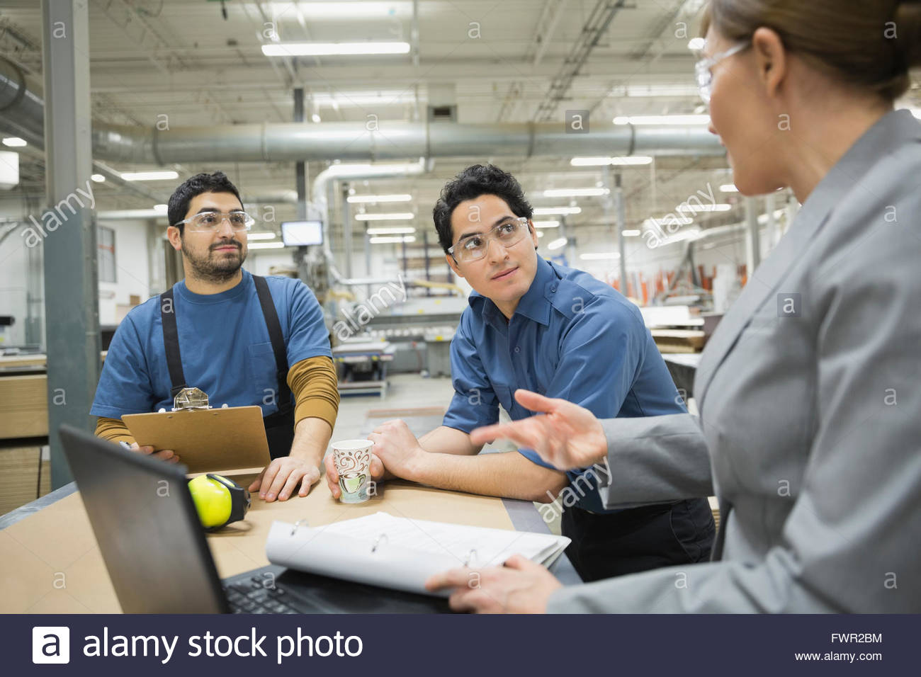 Manager und Arbeiter in der Fabrik sprechen Stockfoto