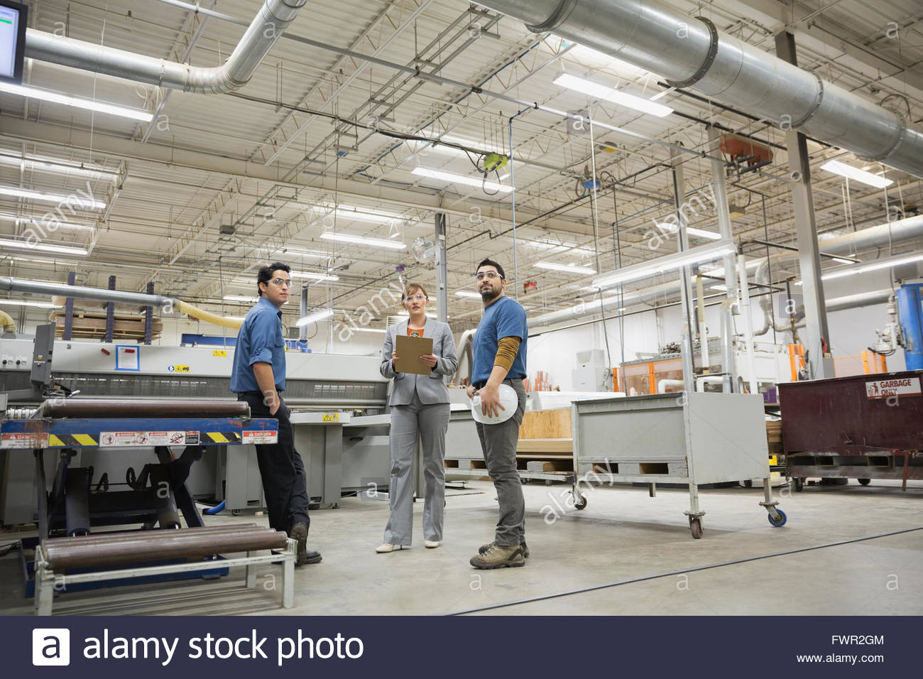 Manager und Arbeiter in der Fabrik Stockfoto
