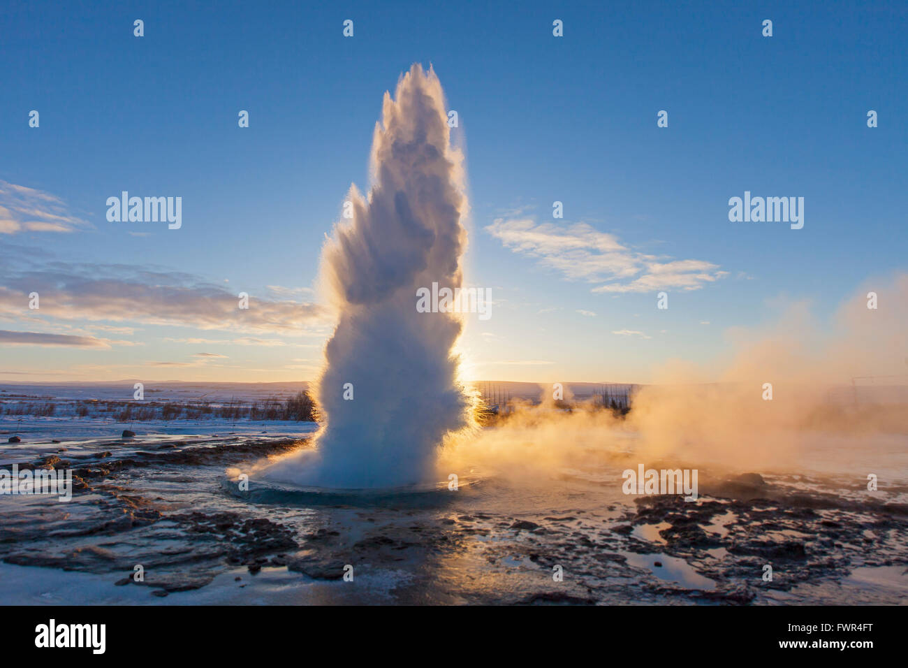 Ausbruch des Strokkur, Fountain Geysir im Bereich Geothermie neben dem Fluss Hvítá im Winter, Haukadalur, Sudurland, Island Stockfoto