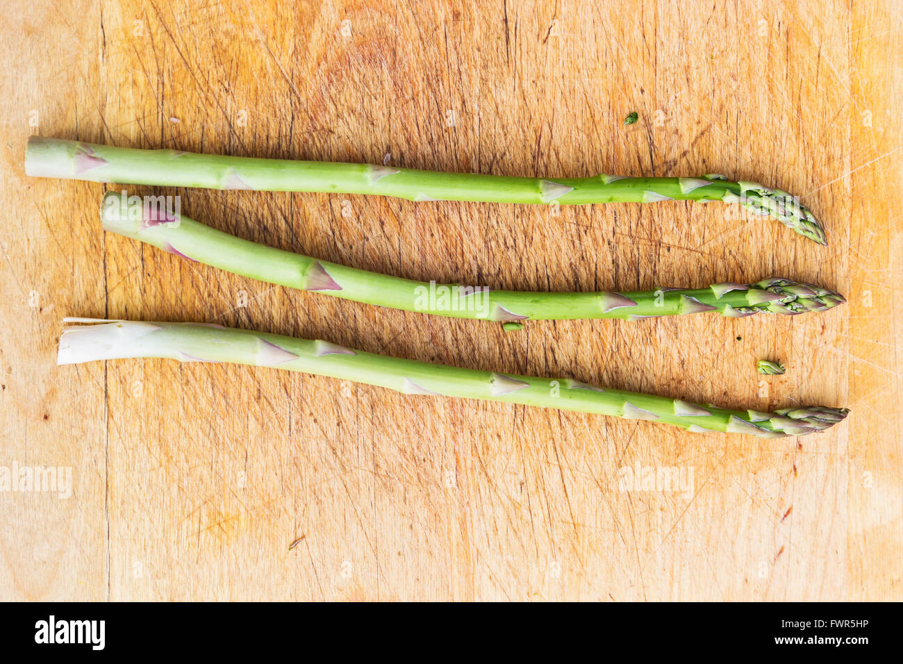 Spears Spargel, Spargel Officinalis, auf ein Schneidebrett. Stockfoto