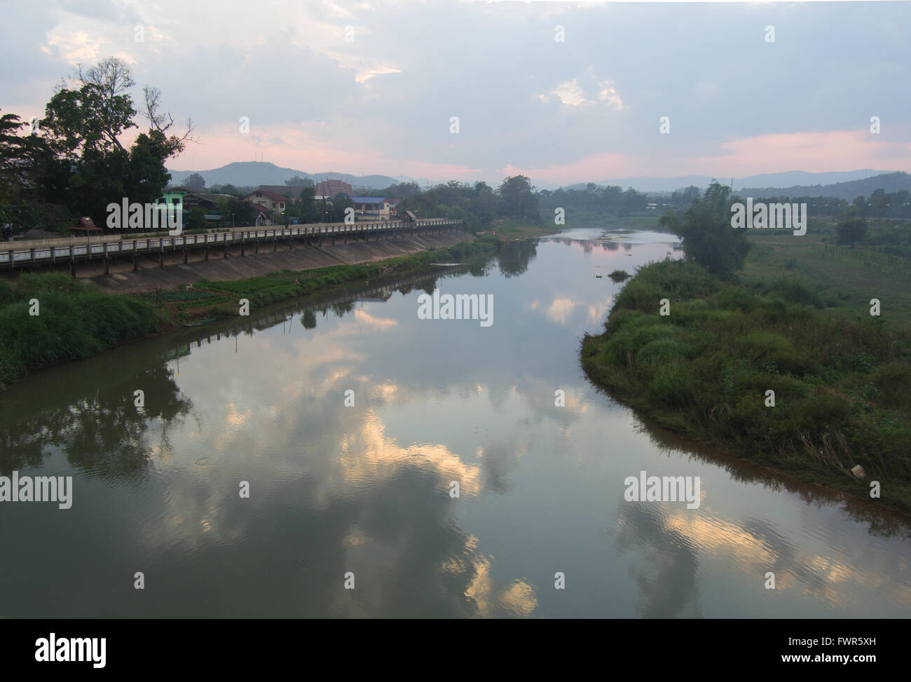 Ein ruhiger Fluss fließt auf dem Lande in Thailand Stockfoto