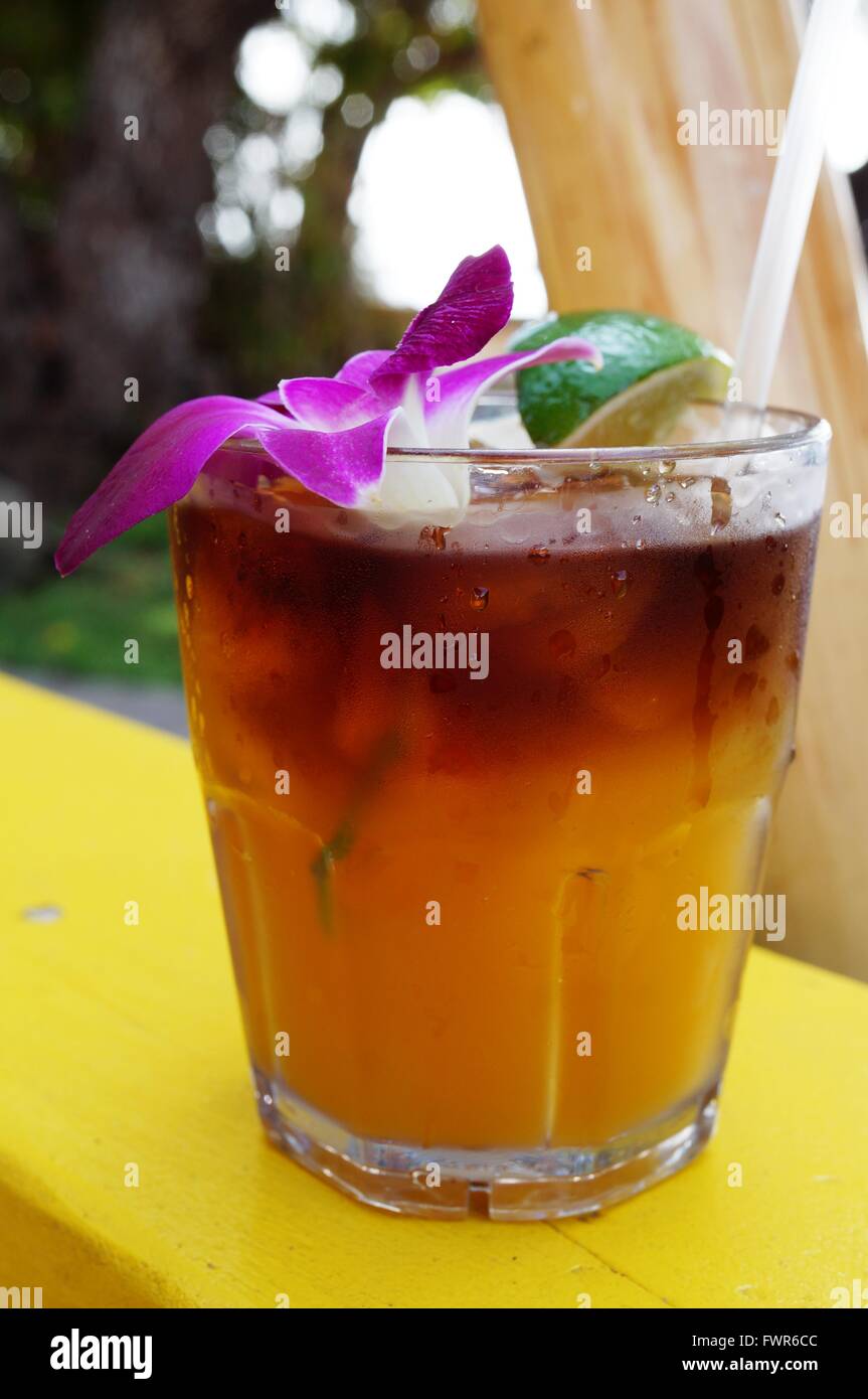 Sweet Hawaii Mai Tai cocktail mit einer Orchidee Blume Stockfoto