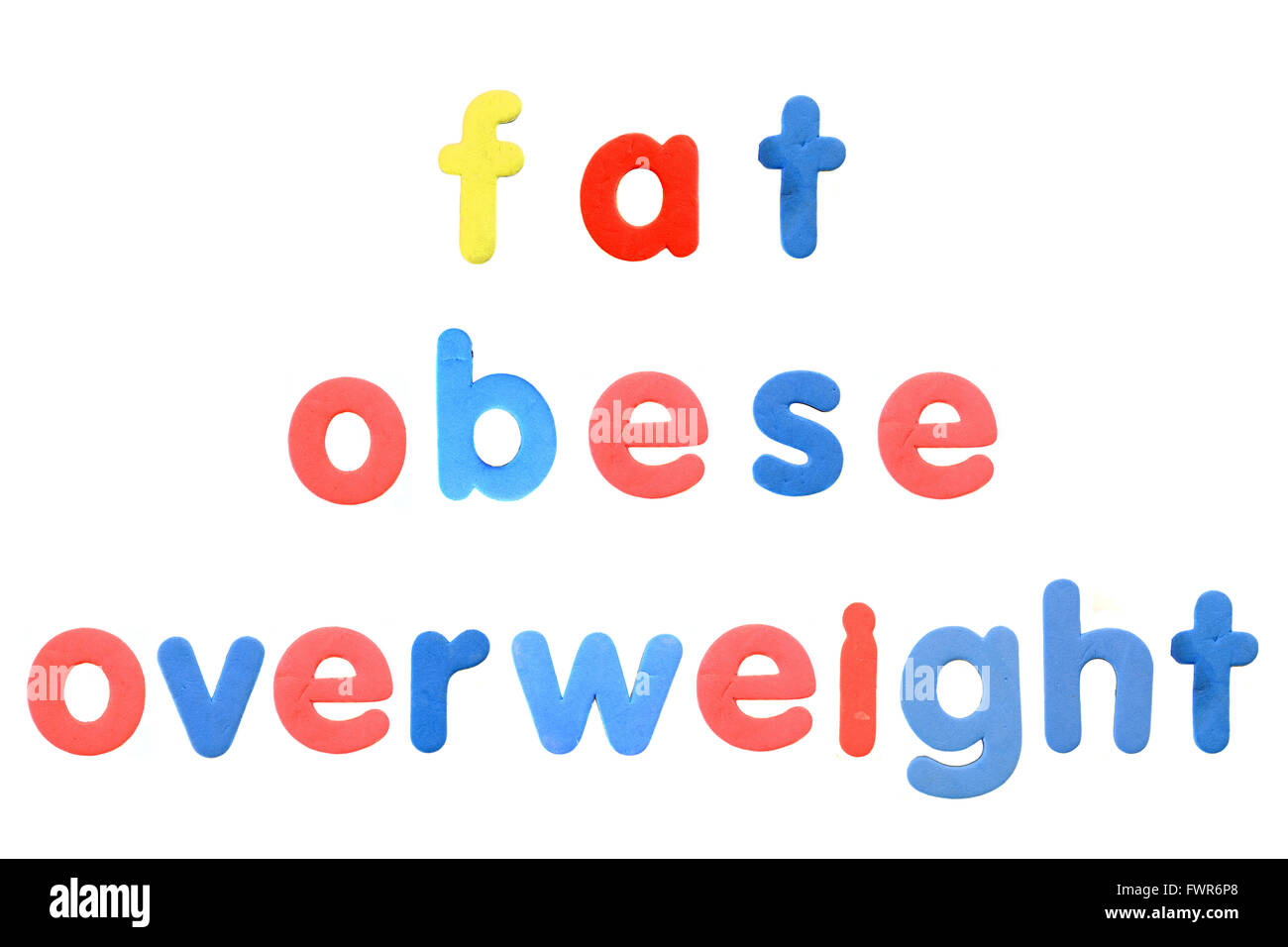 Die Worte Fett, adipösen und übergewichtigen erstellt von Kühlschrankmagneten vor weißem Hintergrund fotografiert. Stockfoto