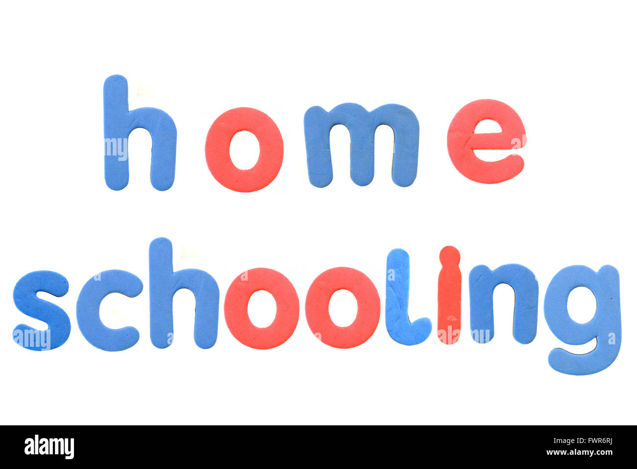 Die Worte Hausunterricht aus alphabetischen Kühlschrankmagnete vor einem weißen Hintergrund erstellt. Stockfoto