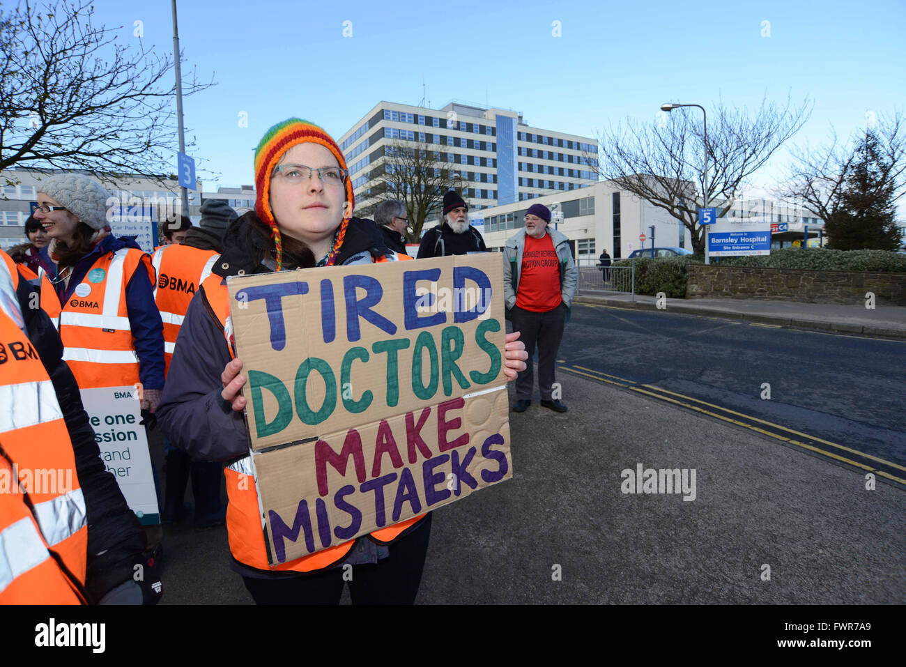 Junior Arzt Heather Burnett auf die Streikposten außerhalb Barnsley District General Hospital, South Yorkshire, Großbritannien. Stockfoto