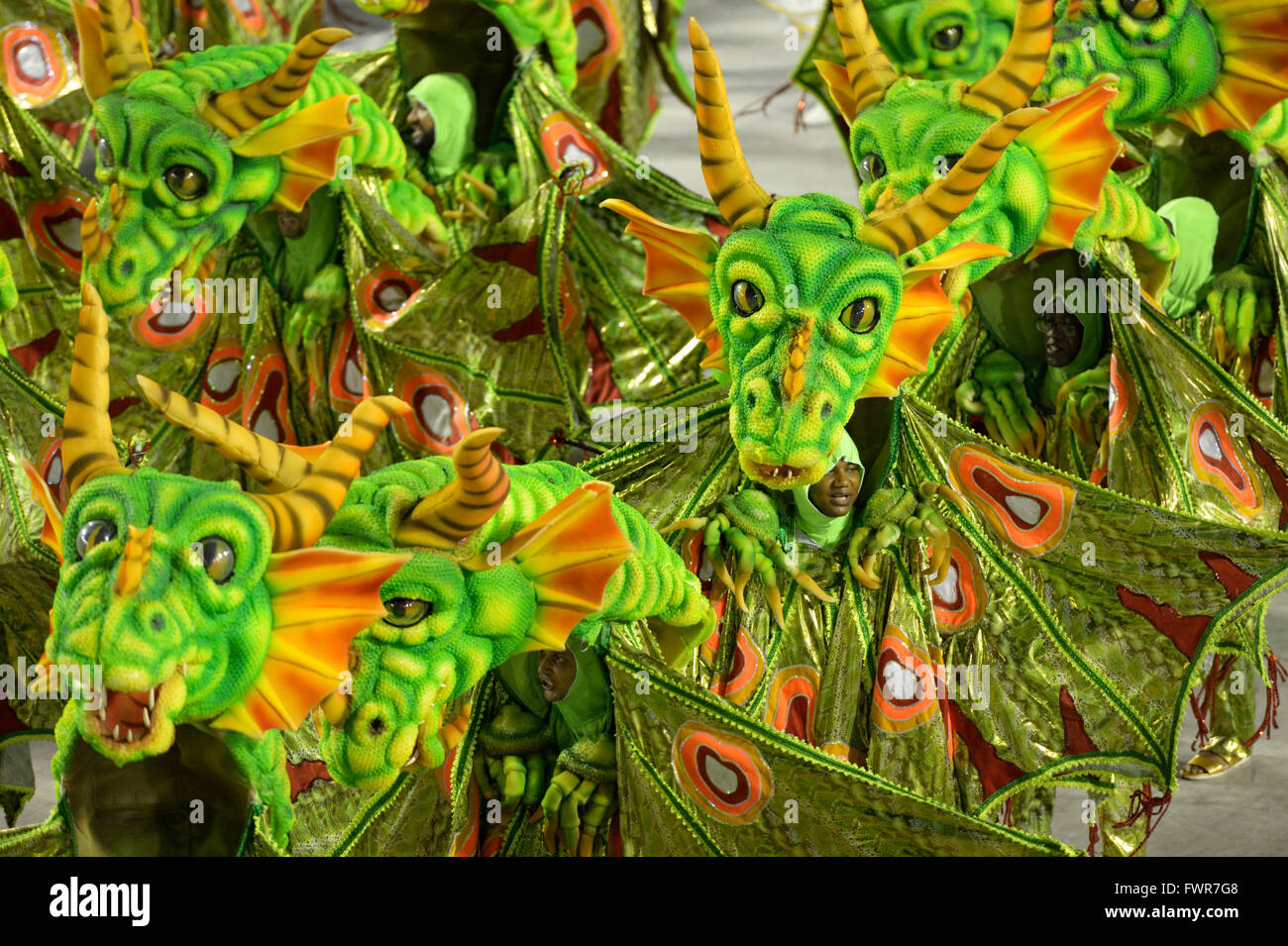 Tänzer, gekleidet wie Drachen, Parade der Sambaschule Estacio de Sá, Karneval 2016 im Sambadrome, Rio De Janeiro, Brasilien Stockfoto