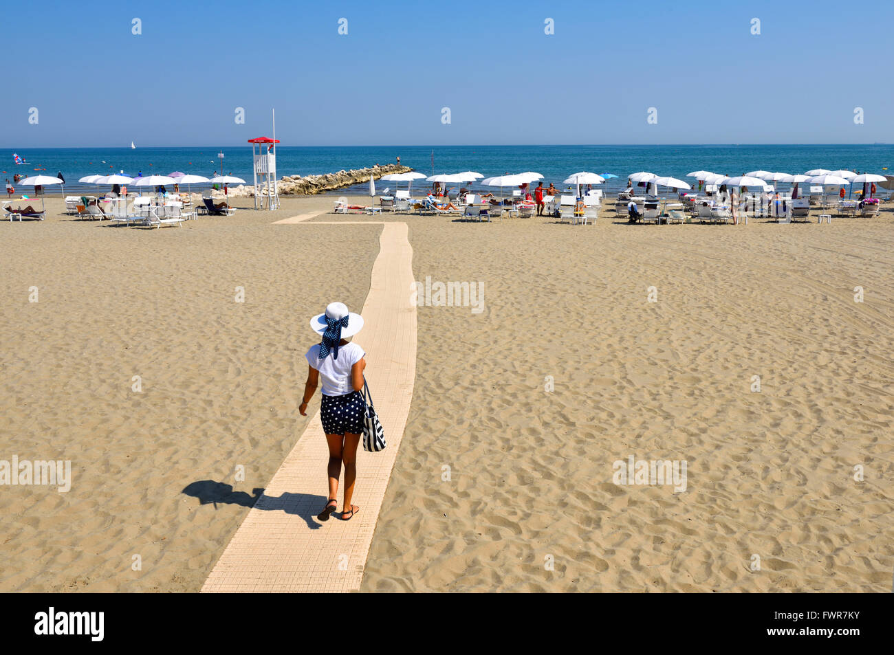 Frau am Strand, Strand Lido di Venezia, Venedig, Veneto, Italien Stockfoto