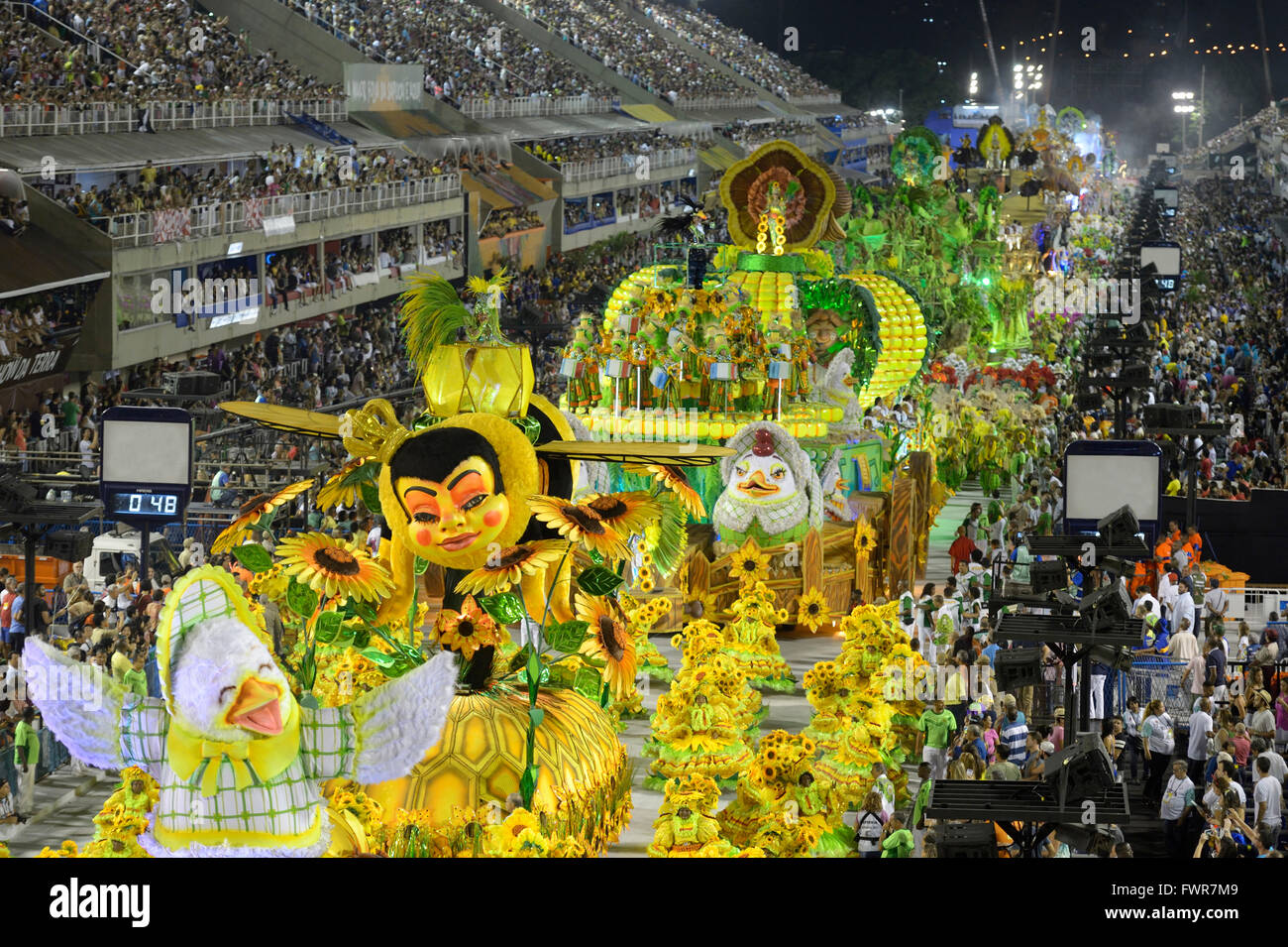 Parade mit Allegorien Schwimmer und Tänzer durch die Sambodromo, samba Schule in Leopoldinense Stockfoto