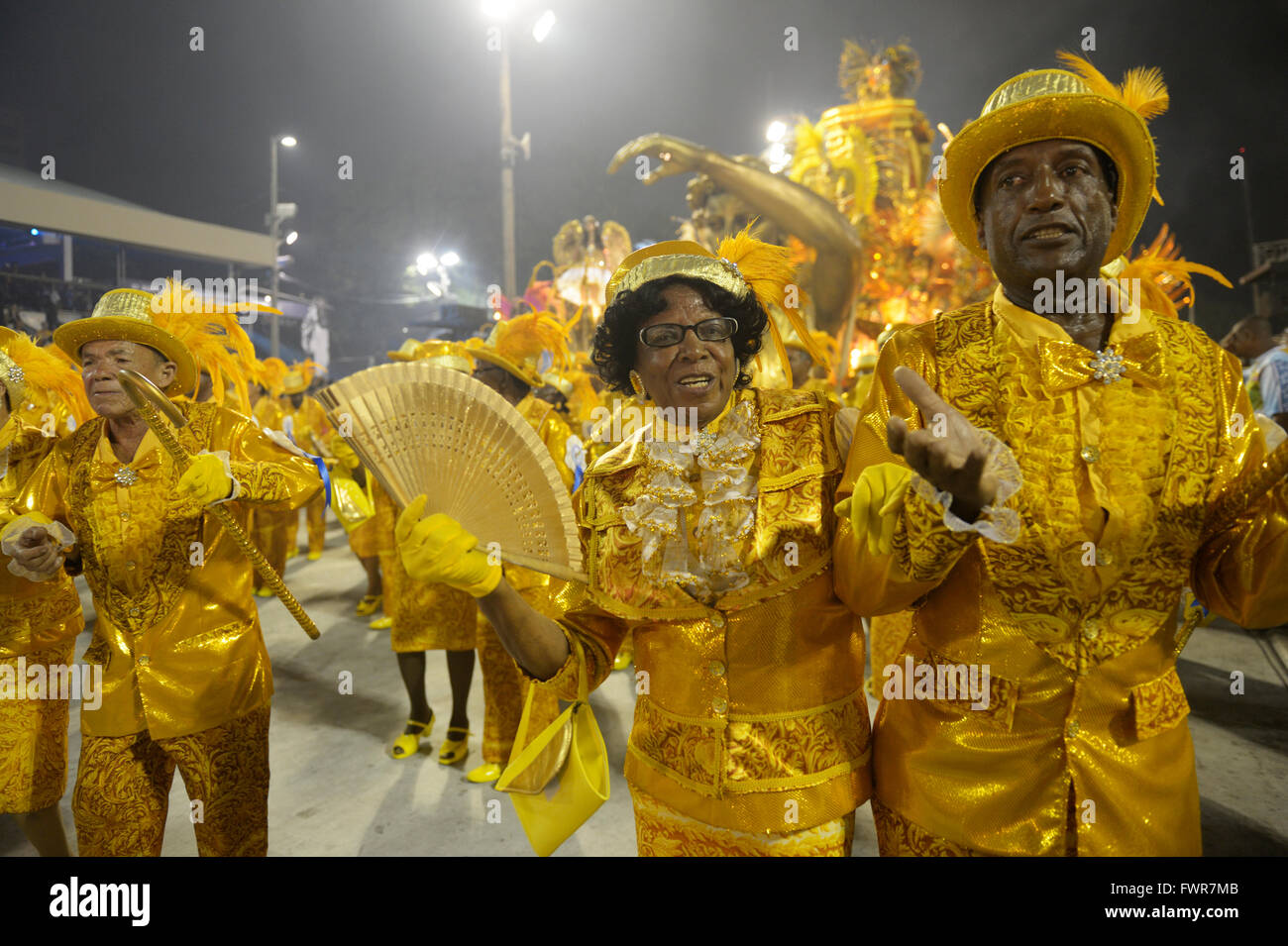 Paar, Altenpflege, Parade der Sambaschule Beija Flor de Nilópolis, Karneval 2016 im Sambadrome, Rio De Janeiro, Brasilien Stockfoto