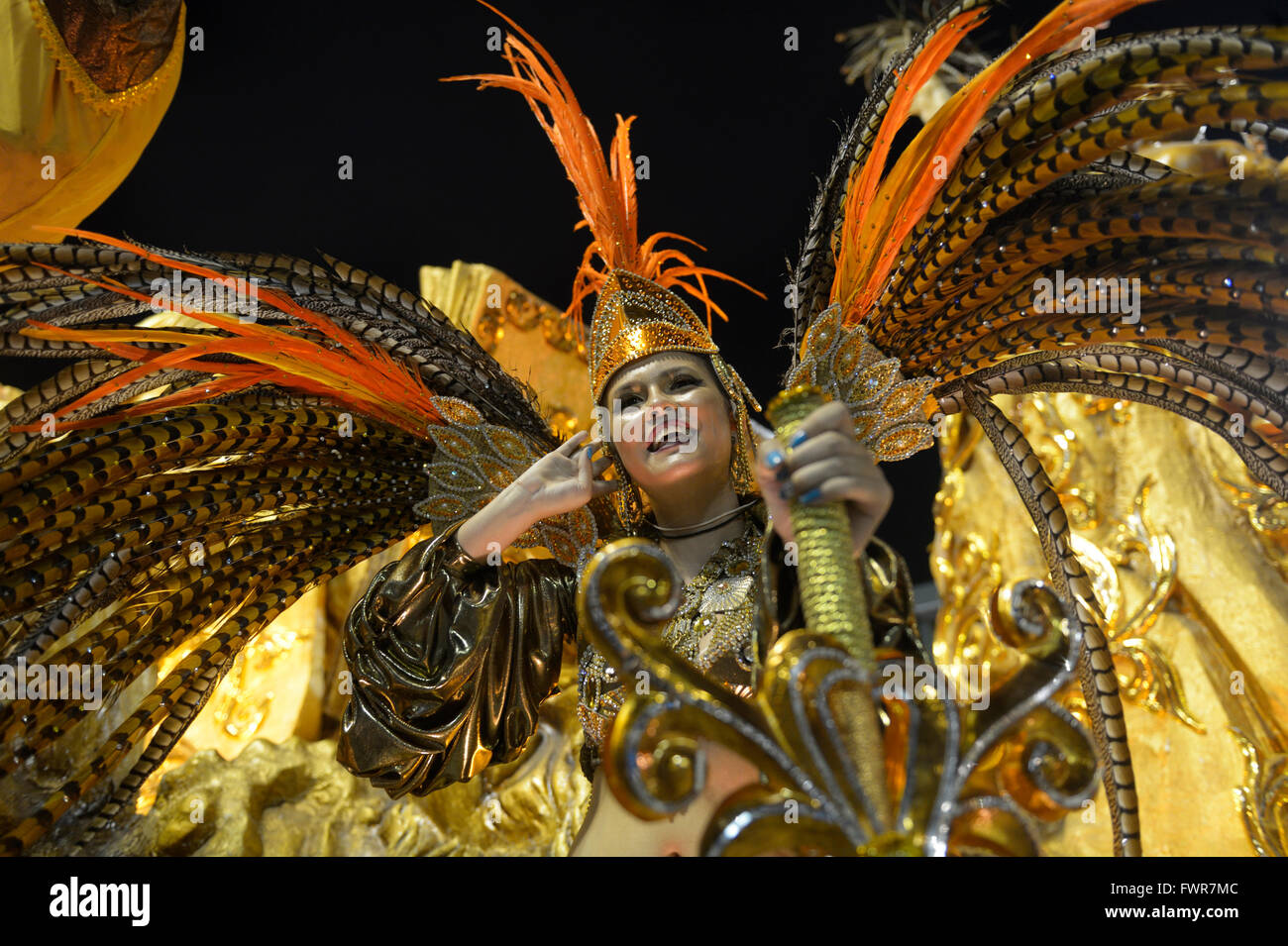 Samba-Tänzer auf ein Float Allegorien, Parade der Sambaschule Beija Flor de Nilópolis, Karneval 2016 im Sambadrome Stockfoto