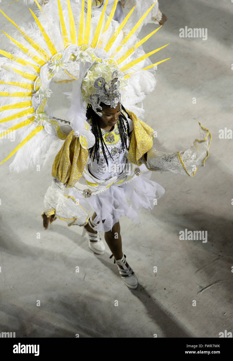 Kostümierte Samba Tänzer, Parade der Sambaschule Estacio de Sá, Karneval 2016 im Sambadrome, Rio De Janeiro, Brasilien Stockfoto