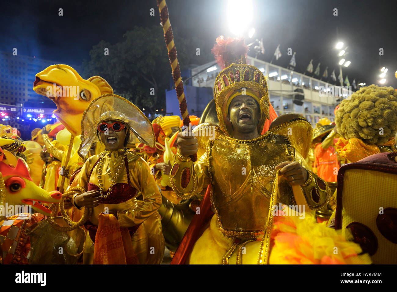 Kostümierte Samba-Tänzer, Parade der Sambaschule Uniao da Ilha Governador, Karneval 2016 im Sambadrome, Rio De Janeiro Stockfoto
