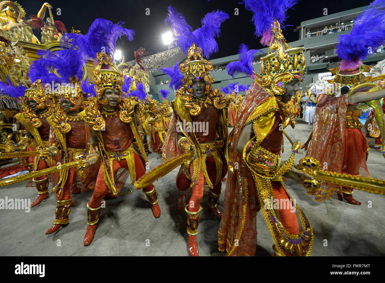 Samba-Tänzer in Tracht als römische Soldaten, Parade der Samba Schule Beija Flor de Nilópolis, Sambodromo, Rio De Janeiro Stockfoto