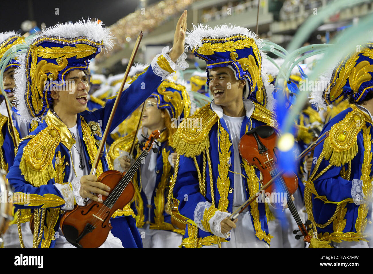 Jugendliche in Kostümen mit Geigen, Samba Gruppe Bateria, Parade der Sambaschule Beija Flor de Nilópolis, Sambodromo Stockfoto