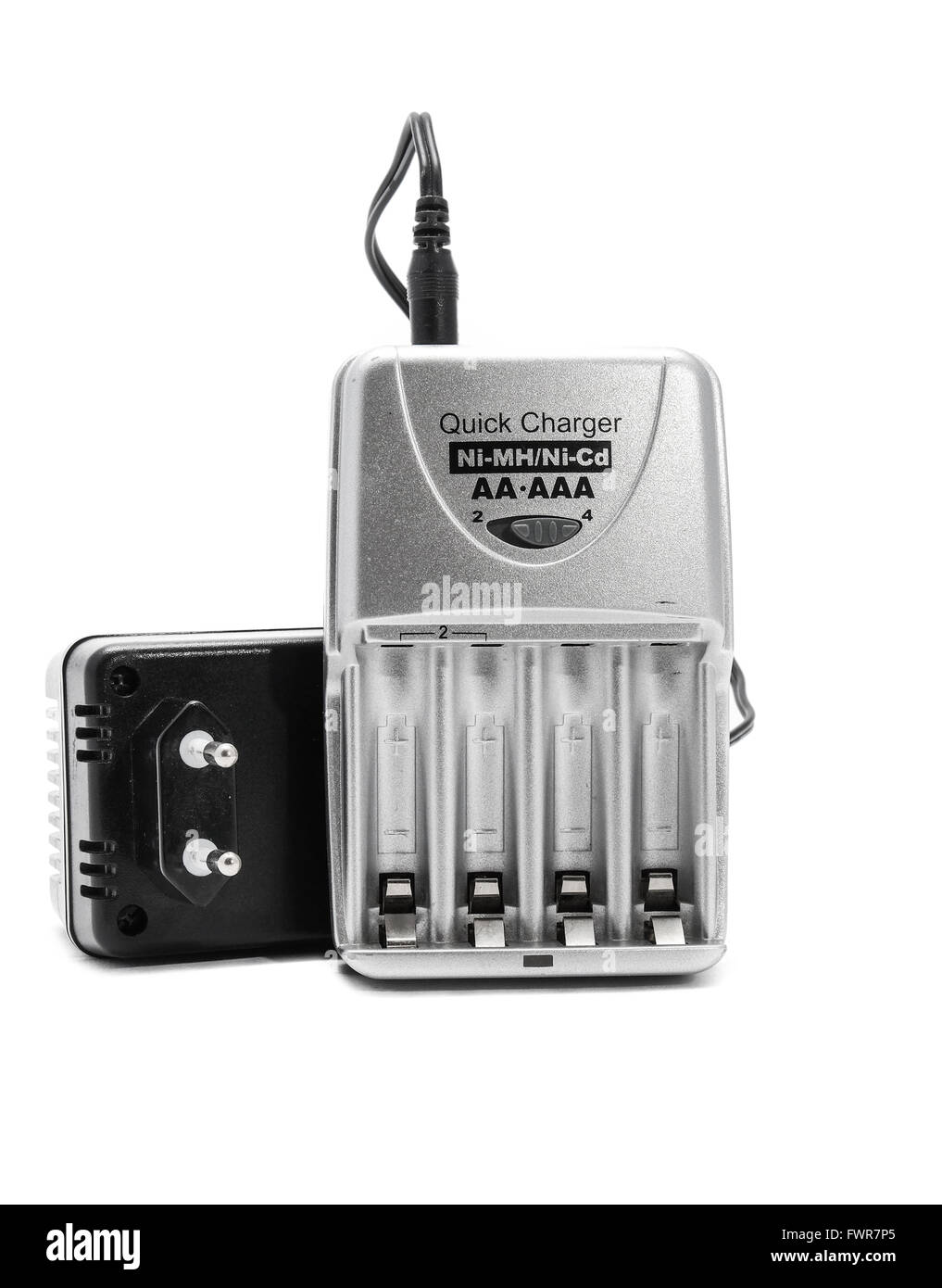 Batterie-Ladegerät stehen auf weißem Hintergrund Stockfoto
