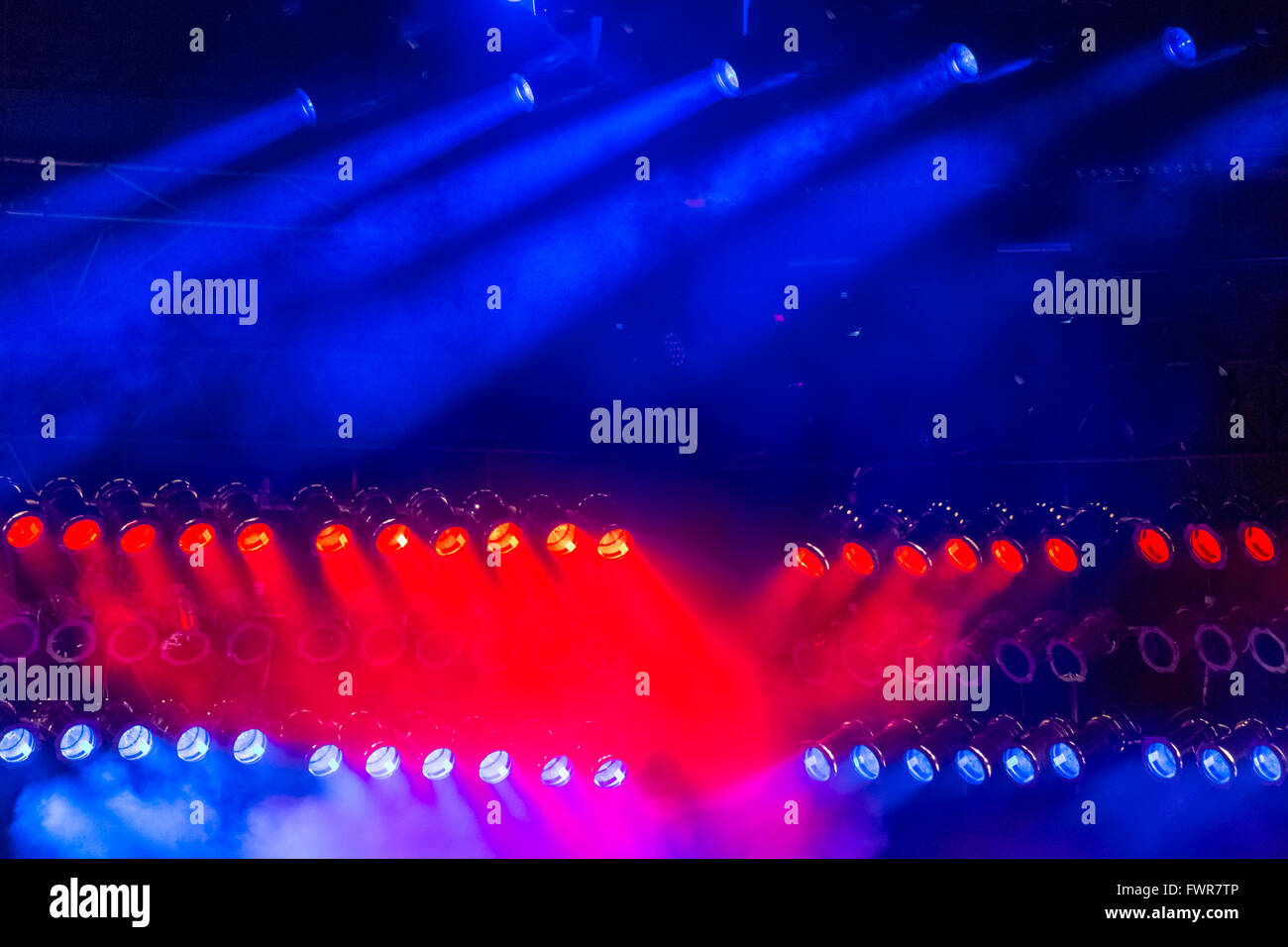 Konzert der roten und blauen Lichter mit reichlich Rauch für einen dramatischen Effekt. Stockfoto