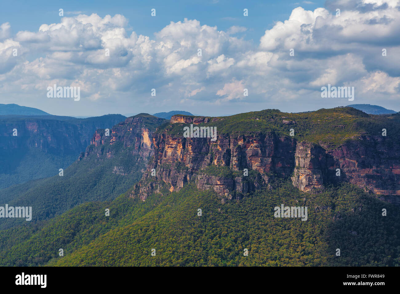 Blue Mountains Felsvorsprüngen von Evans Lookout betrachtet. Katoomba, New South Wales, Australien. Stockfoto