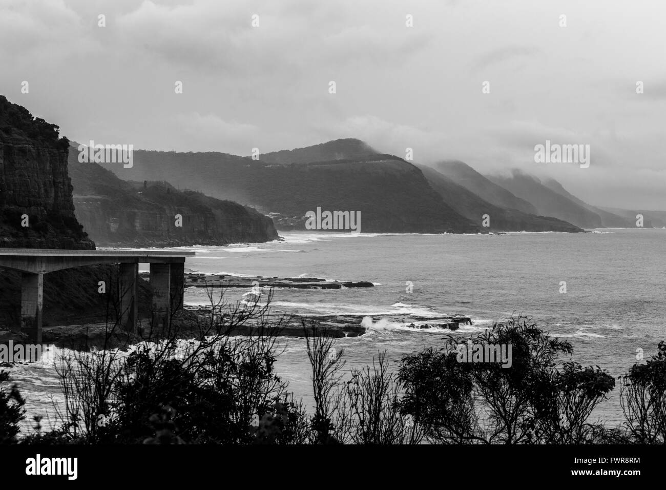 Sea Cliff Bridge von der Grand Pacific Drive in der Nähe von Sydney, Australien in schwarz / weiß Stockfoto