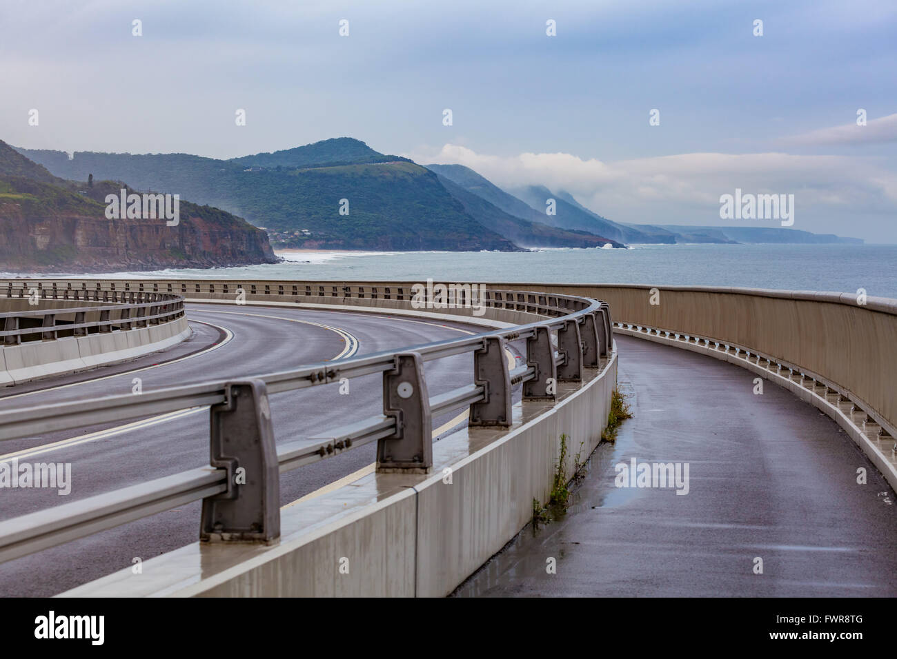 Blick auf den majestätischen Sea Cliff Bridge und die umliegende Landschaft des Grand Pacific Drive, Sydney, Australien. Stockfoto