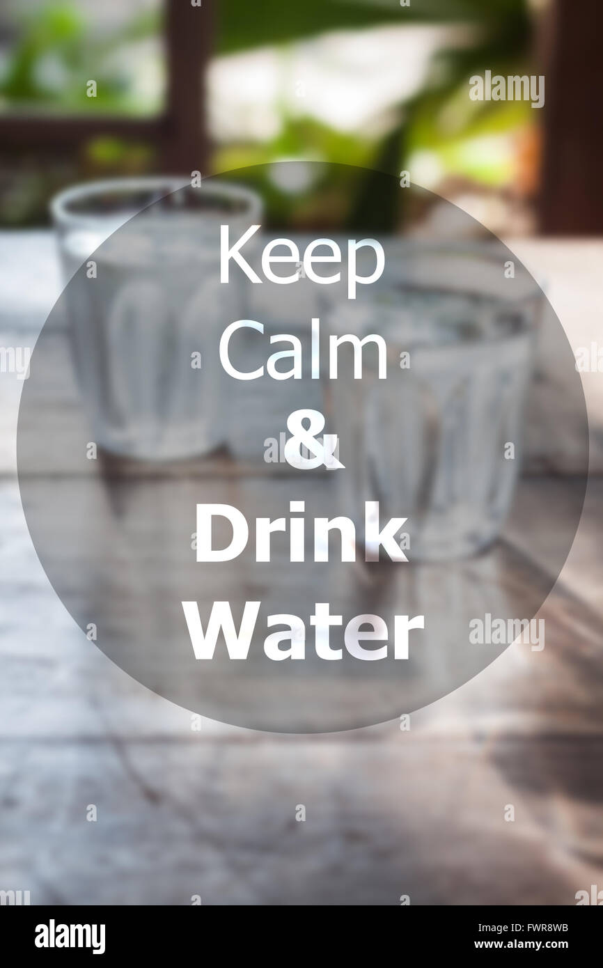 Bewahren Sie Ruhe und trinken Sie Wasser inspirierend Zitat auf unscharfen Hintergrund Stockfoto