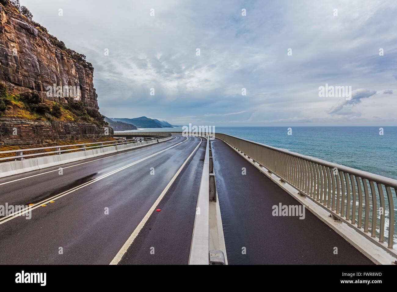 Blick auf den majestätischen Sea Cliff Bridge und die umliegende Landschaft des Grand Pacific Drive, Sydney, Australien. Stockfoto