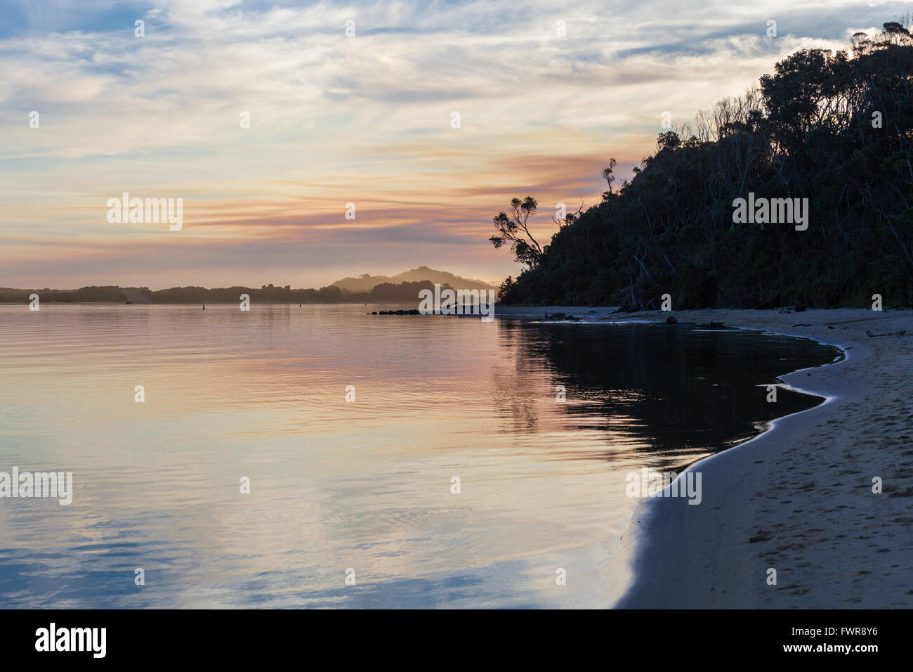 Wunderschöne Küste bei Sonnenuntergang, Snowy River Mündung, Marlo, Victoria, Australien. Stockfoto