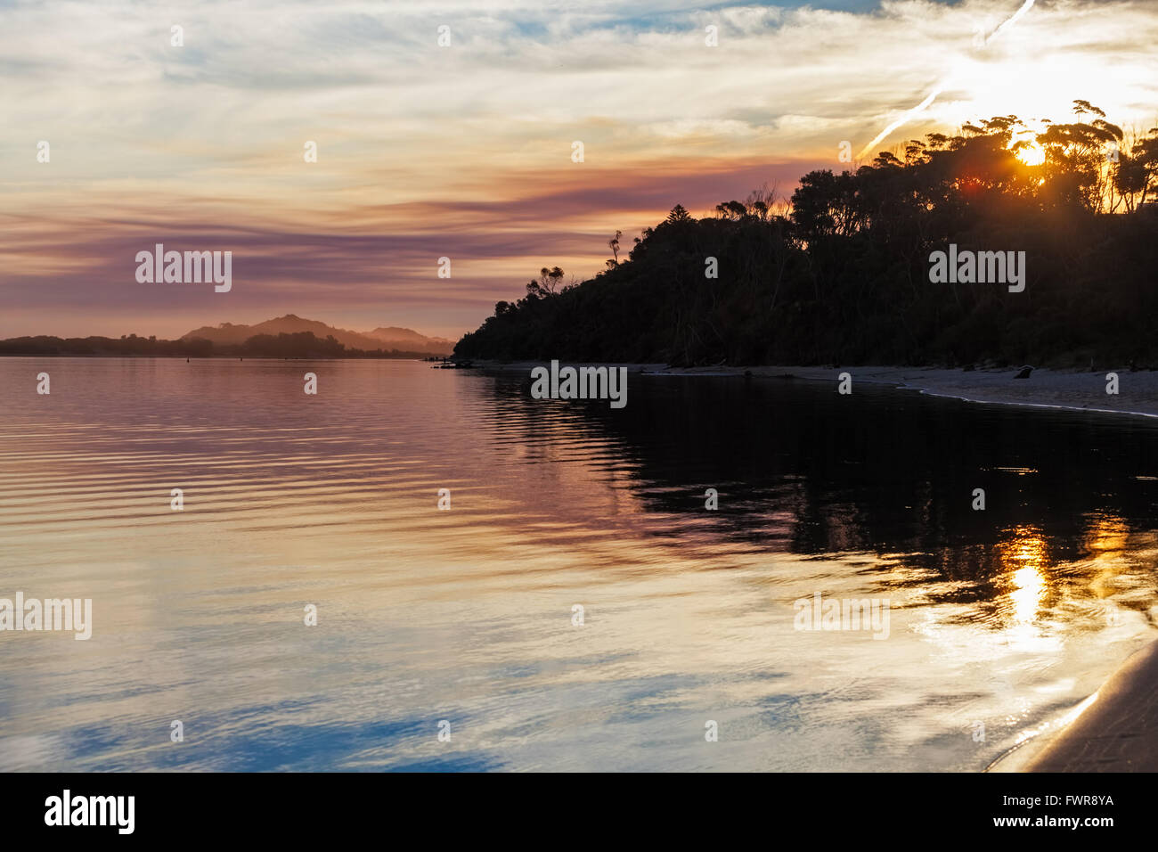 Lebendige Sonnenuntergang, Snowy River Mündung, Marlo, Victoria, Australien. Stockfoto