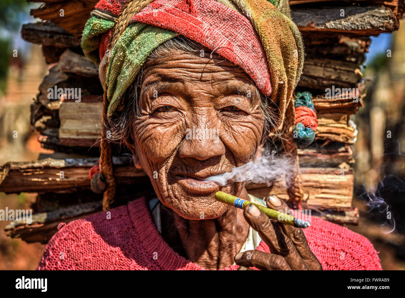Alte faltige Frau raucht eine Zigarre cheroot Stockfoto