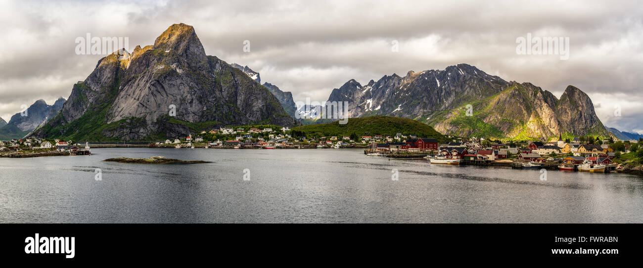Panorama des Monte Olstind und Reine Fischerdorf auf Lofoten in Norwegen. Stockfoto