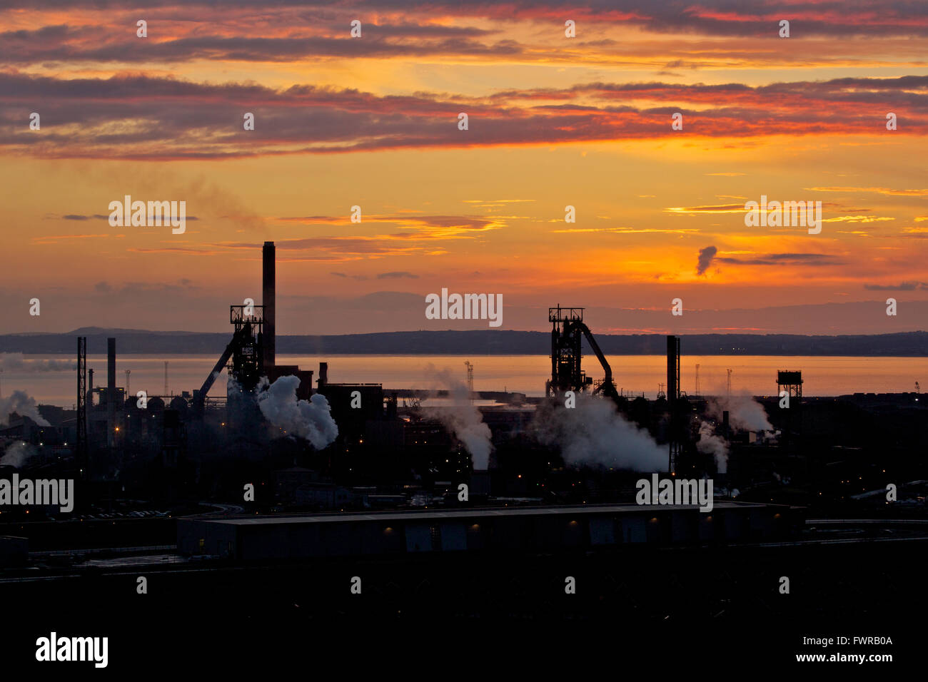 Tata Steel funktioniert, Port Talbot, South Wales, UK. Sonne Verbundpflaster über Tata Steel funktioniert, Port Talbot. Stockfoto
